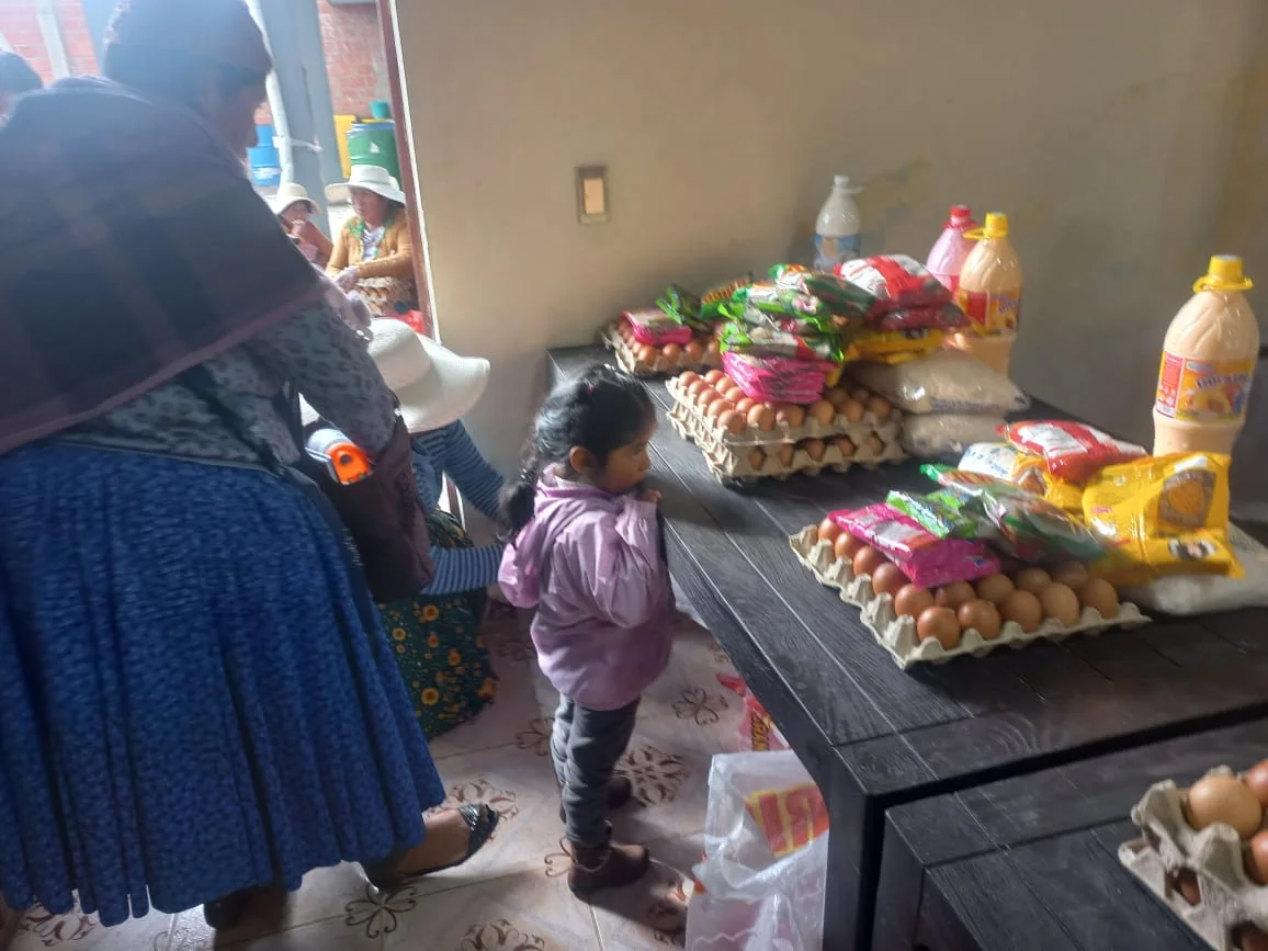 Imagen secundaria: entrega o apoyo alimentario.