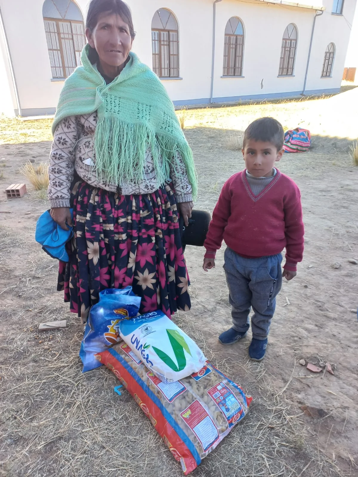 Entrega de víveres a madre y niño.